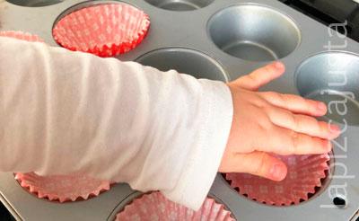 colocar papelitos sobre magdalenas