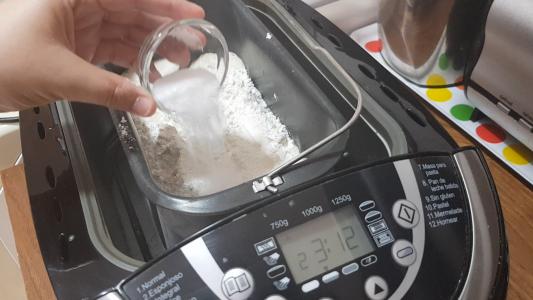 Pan con semillas en panificadora (8)