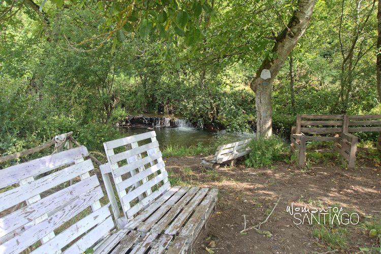 Banco junto al estanque del río Valcarce en Las Herrerías