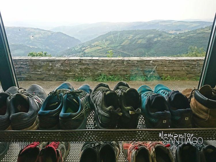 Zapatos en el albergue de peregrinos de O Cebreiro