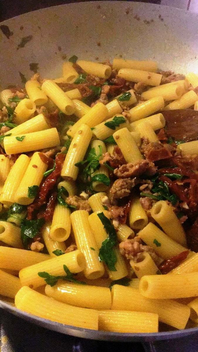 Rigatoni con chorizo y tomates secos - Rigatoni con salsiccia e pomodori secchi - Pasta with sausage and arugula