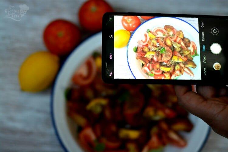 Cómo preparar la más deliciosa ensalada de tomates, pan tostado y anchoas