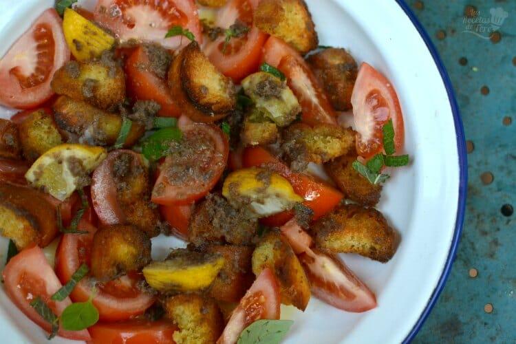 Cómo preparar la más deliciosa ensalada de tomates, pan tostado y anchoas