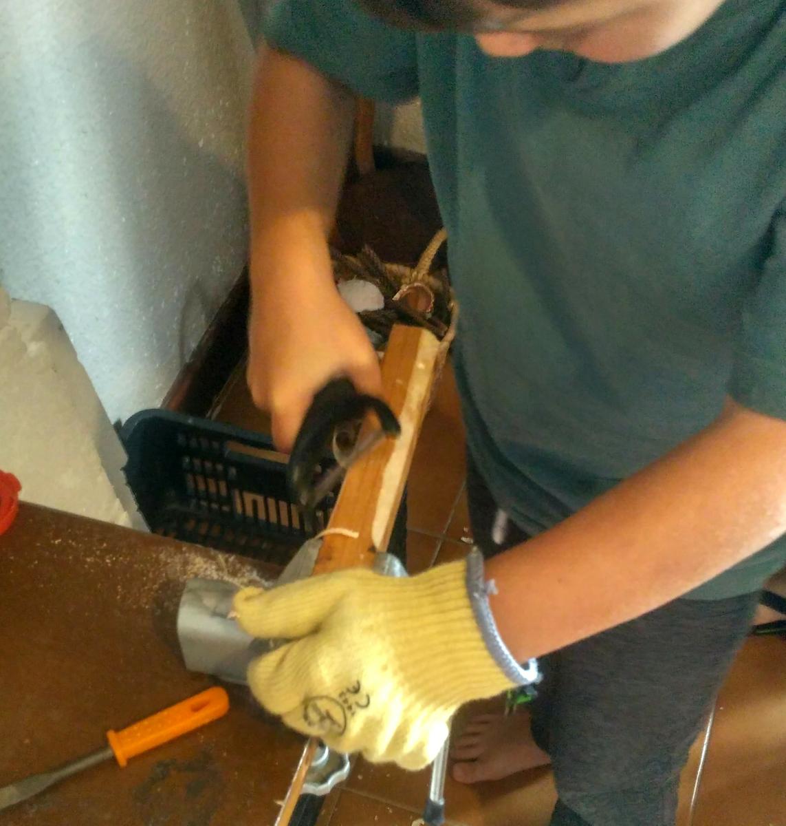 Niño restaurando en un mini taller con herramientas de verdad