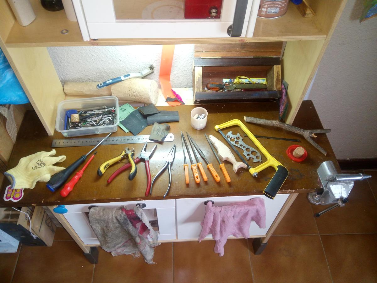 Vista de nuestro mini taller convertido de la cocina de ikea con las herramientas