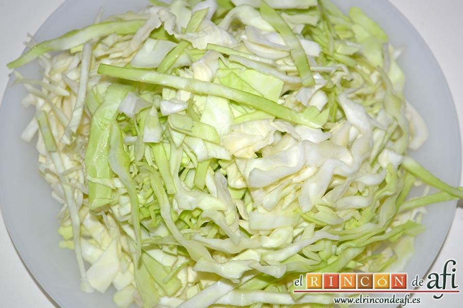 Sopa de col y tomate, cortar en juliana la col