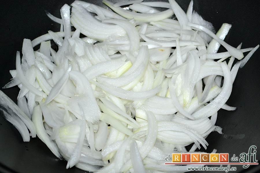 Sopa de col y tomate, cortar la cebolla también y ponerla a pochar