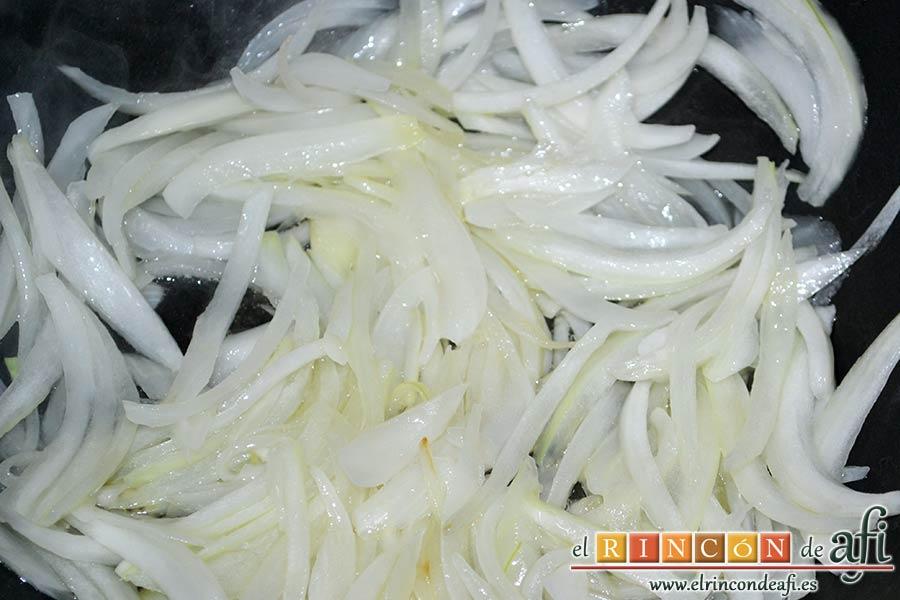 Sopa de col y tomate, vigilar el momento en que empieza a ponerse translúcida