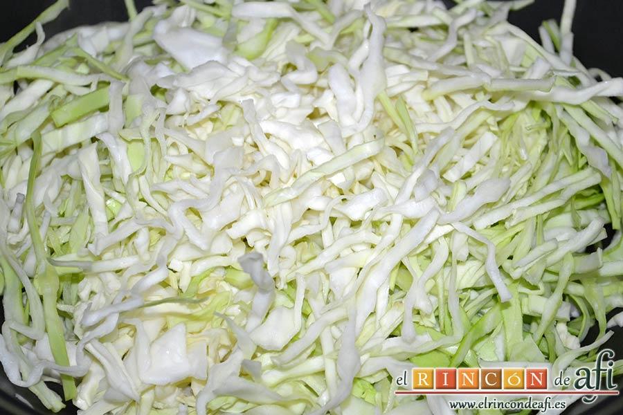 Sopa de col y tomate, añadir la col