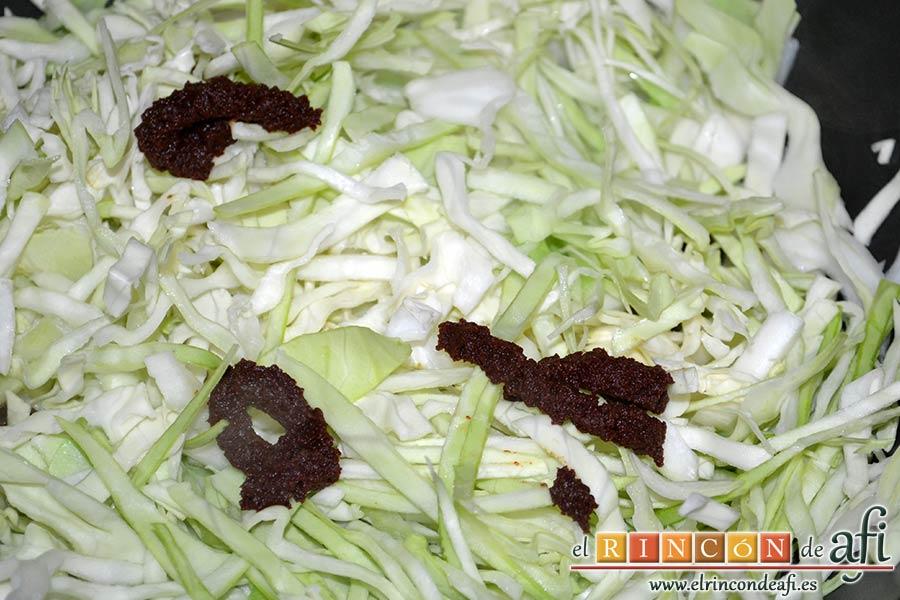 Sopa de col y tomate, añadir el tomate concentrado