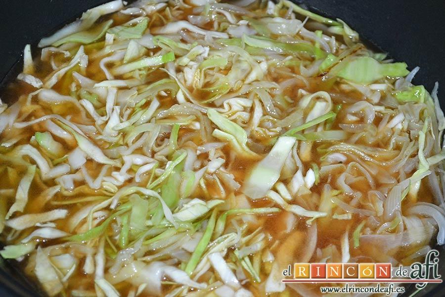 Sopa de col y tomate, añadir el caldo de verduras