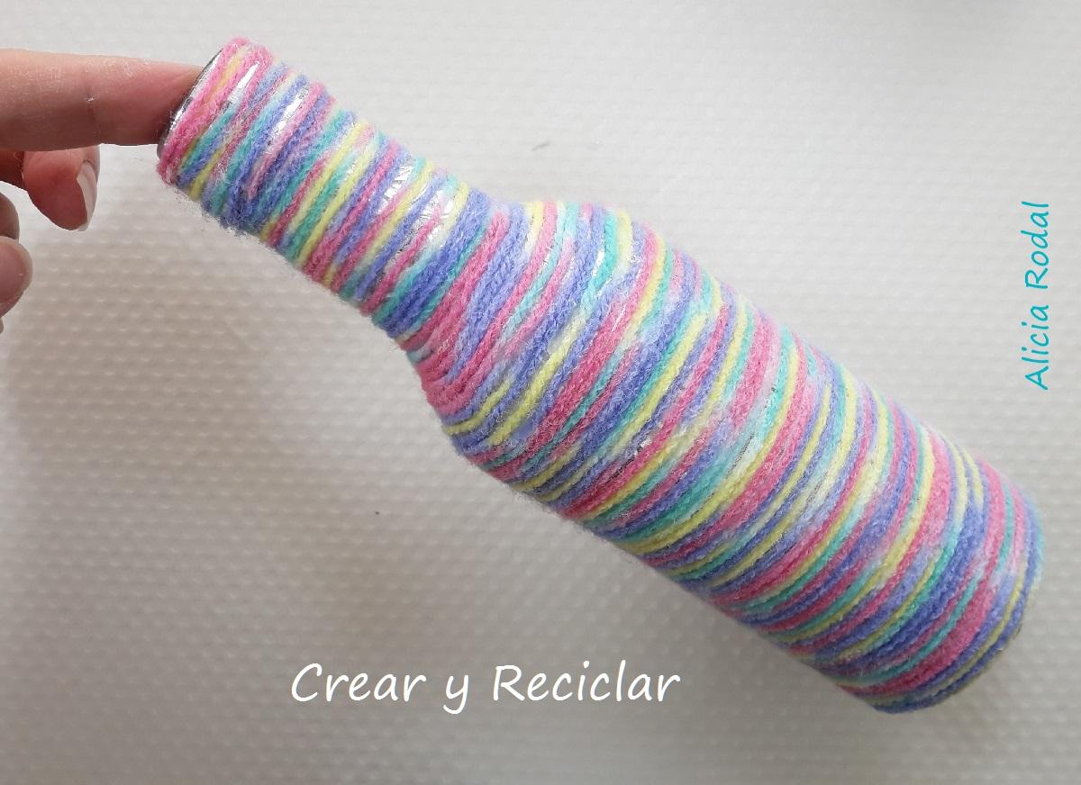 Cómo decorar envases, frascos o botellas de vidrio, de una manera fácil y divertida, para hacer en familia y con materiales reciclados.