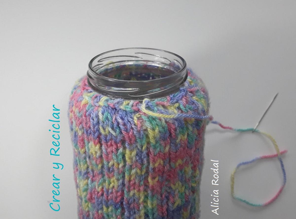 Cómo decorar envases, frascos o botellas de vidrio, de una manera fácil y divertida, para hacer en familia y con materiales reciclados.