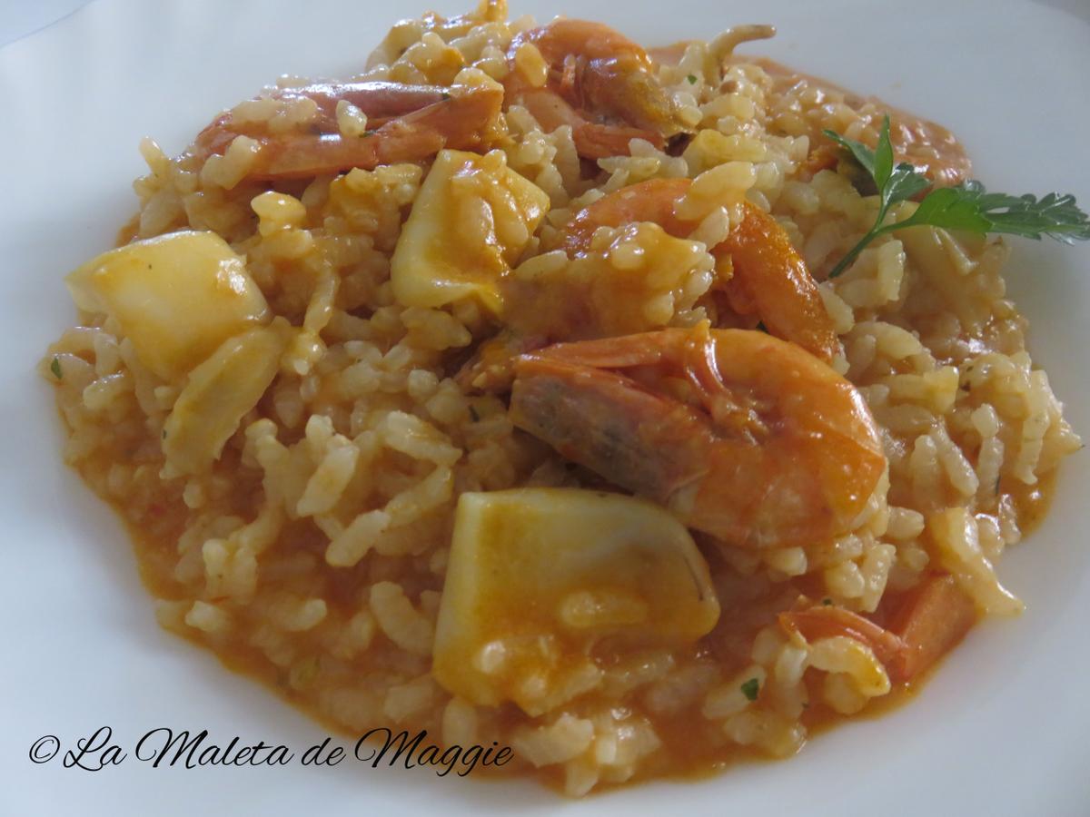 Paella con mejillones, gambas y sepia
