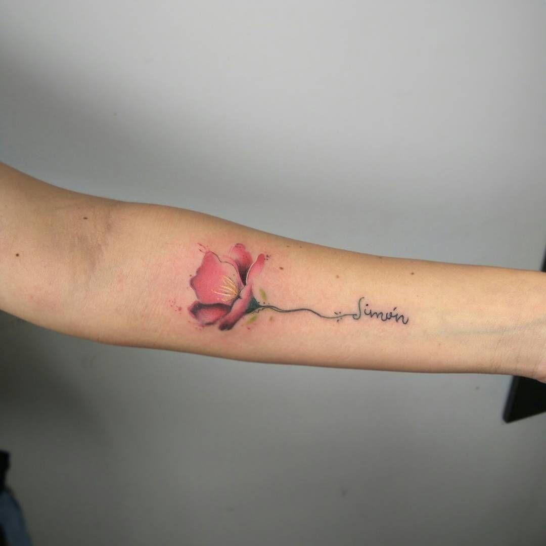 Tatuaje con nombres y flores