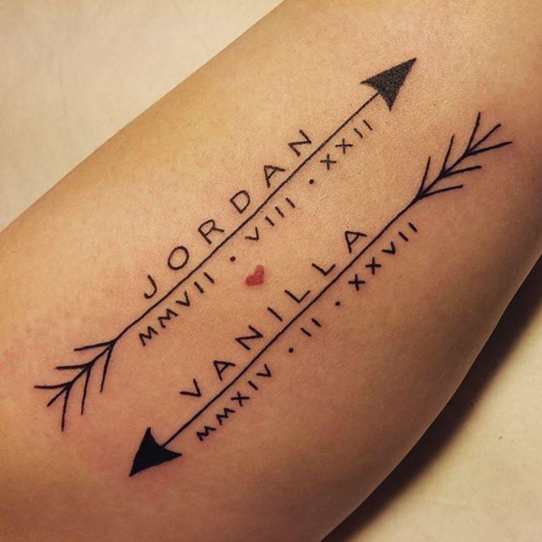 Tatuaje de nombres con flechas