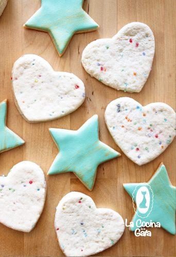 Galletas de corazones multicolor y estrellas.