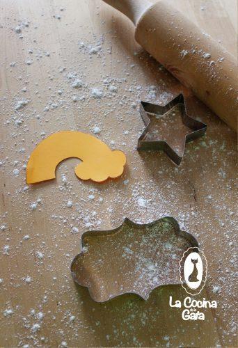 Hice un molde de arcoíris de cartulina.