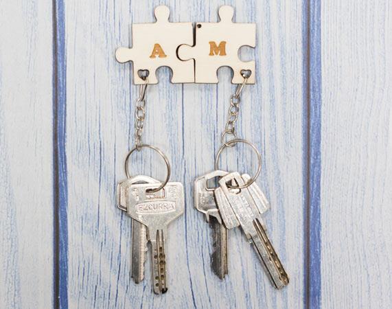 Llavero con piezas de puzzle. Vía RegaloOriginal.