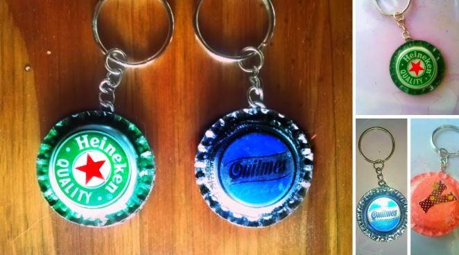 Llaveros con chapas. Vía Youtube.