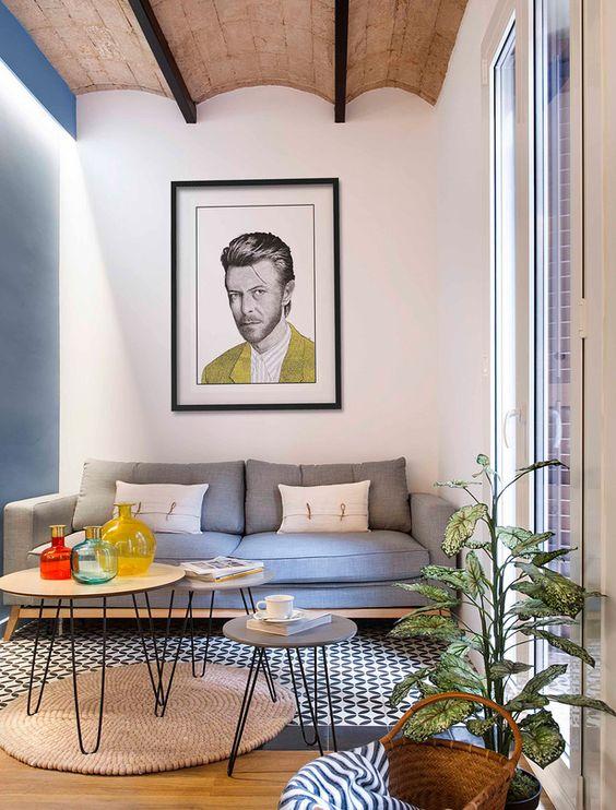 salón pequeño ordenado y con color