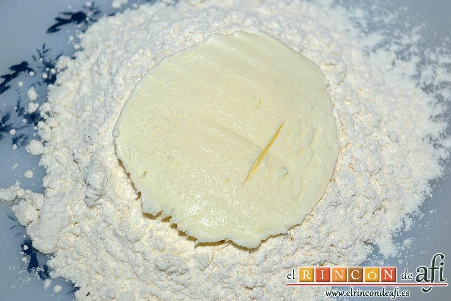 Mozzarella en carroza, pasar las rodajas por harina