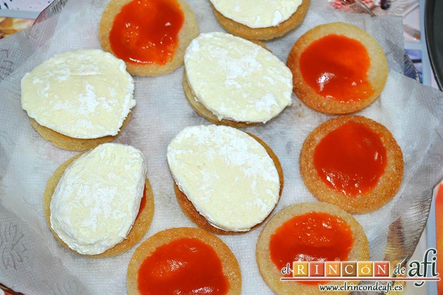 Mozzarella en carroza, colocar rodajas de mozzarella sobre el tomate