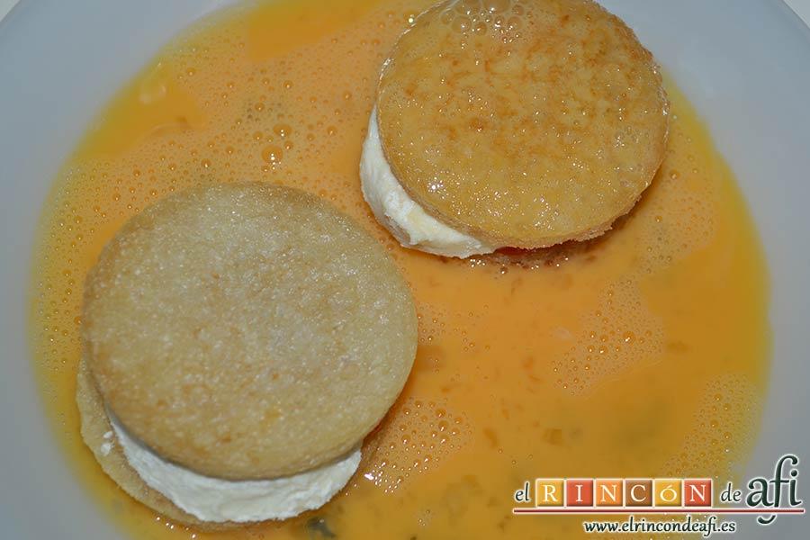 Mozzarella en carroza, pasarlos por huevo batido