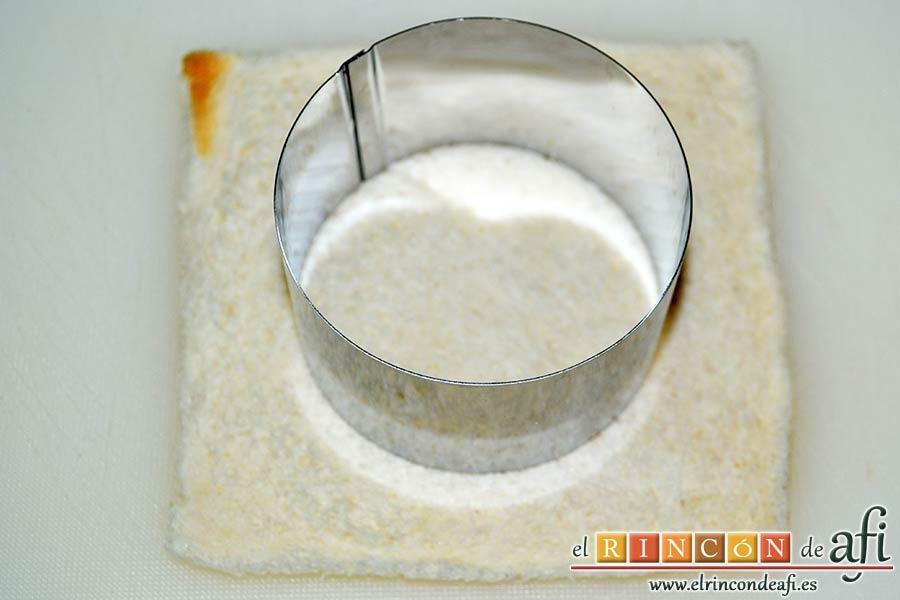 Mozzarella en carroza, aplanar el pan de molde y sacar círculos con un molde