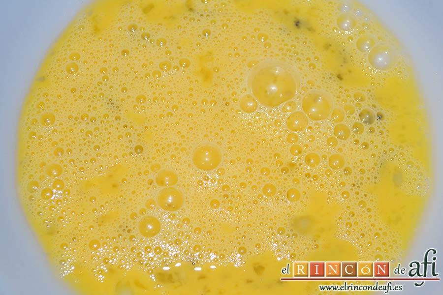 Mozzarella en carroza, batir los huevos