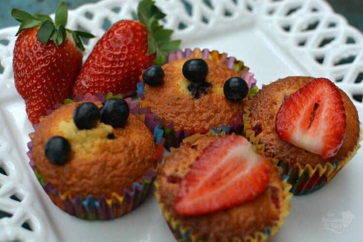 Deliciosos bizcochitos con arándanos y con fresas