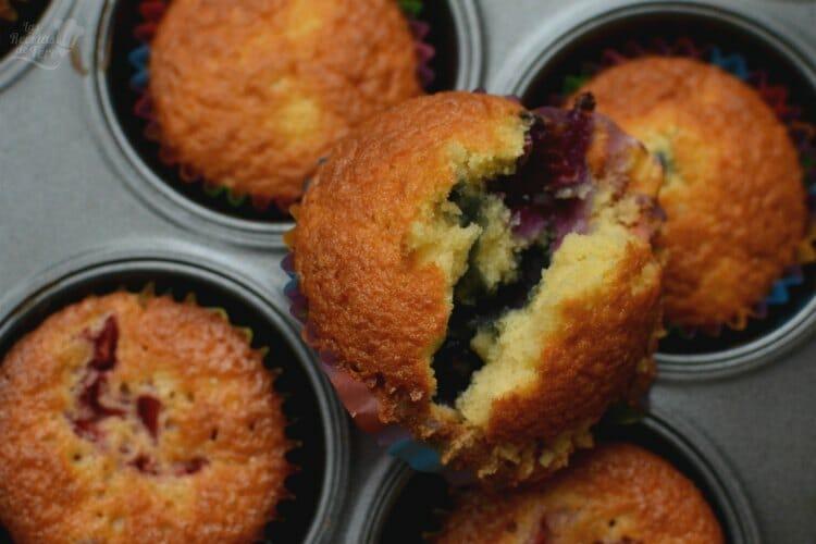 Deliciosos bizcochitos con arándanos y con fresas