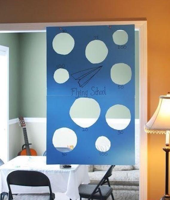 Lanzamiento de aviones. Vía How Does She.