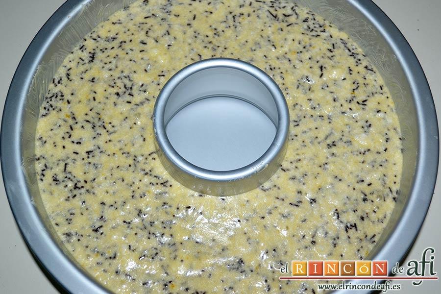 Bizcocho hormiguero, volcar la mezcla en el molde