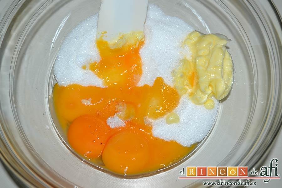 Bizcocho hormiguero, en otro bol poner las yemas, la mantequilla en pomada y el azúcar