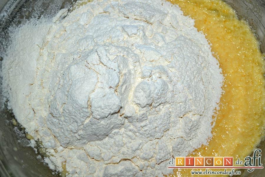 Bizcocho hormiguero, añadir la harina y la levadura tamizadas