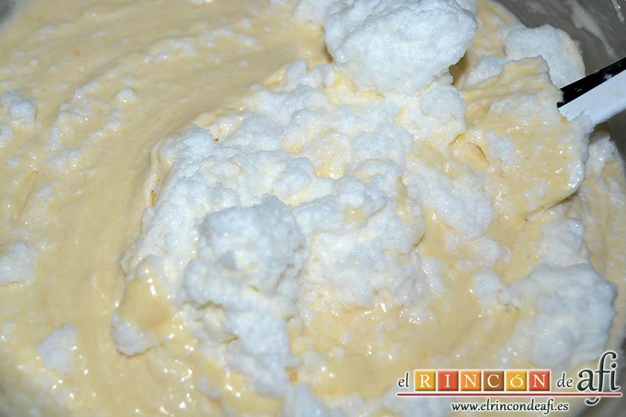 Bizcocho hormiguero, agregar las claras y mezclar con movimientos envolventes