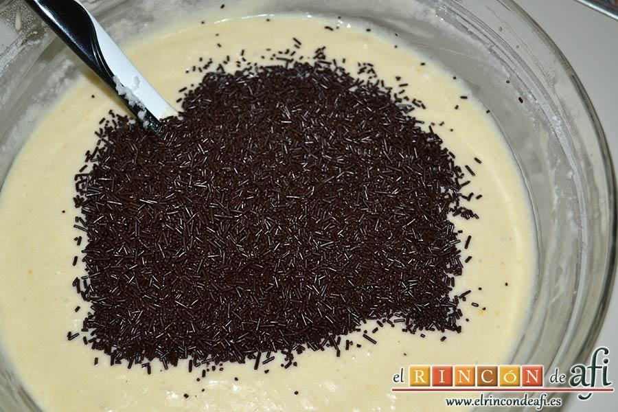 Bizcocho hormiguero, echar los fideos de chocolate