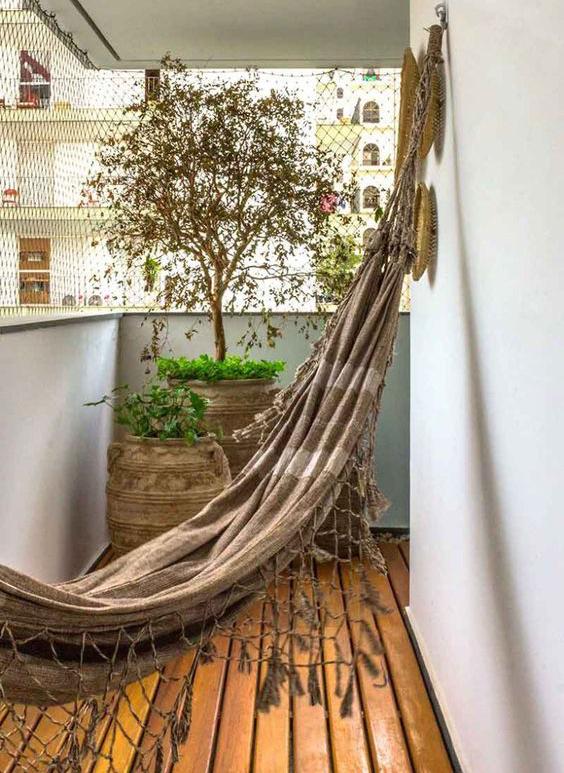 hamacas de tela en una terraza pequeña