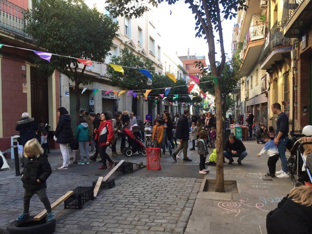 Vista general de la calle el barrio de Sant Andreu del Palomar en Barcelona con el evento Territori Infantil