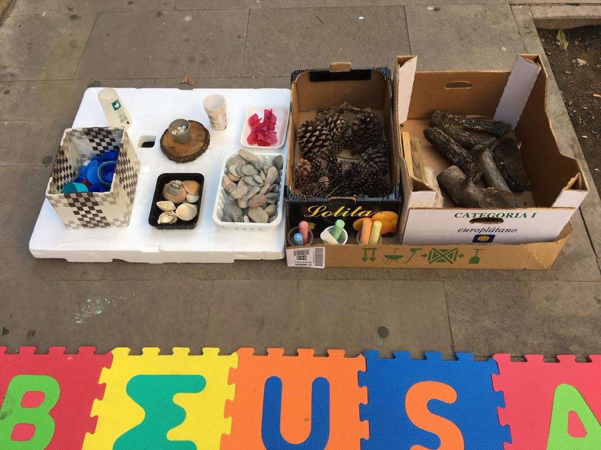 Juegos de partes sueltas en cajas en una calle de barcelona donde se realiza el evento Territori infantil