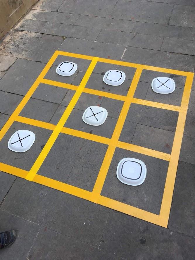 3 en ralla en una calle retomada de los coches en un barrio de barcelona