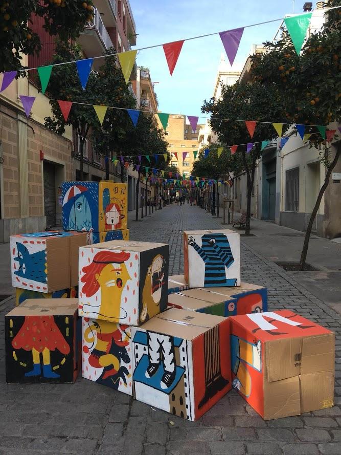 Puzle con cajas gigantes en para que los peques jueguen en una calle de barcelona