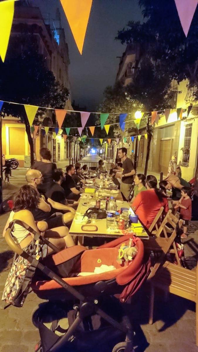 Primera cena de táper en la calle de el barrio de Sant Andreu del Palomar donde los vecinos retoman la calle