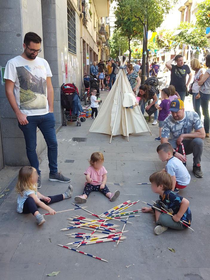 Niños jugando en las calles de Barcelona en el evento de barrio para retomar la calle para el juego