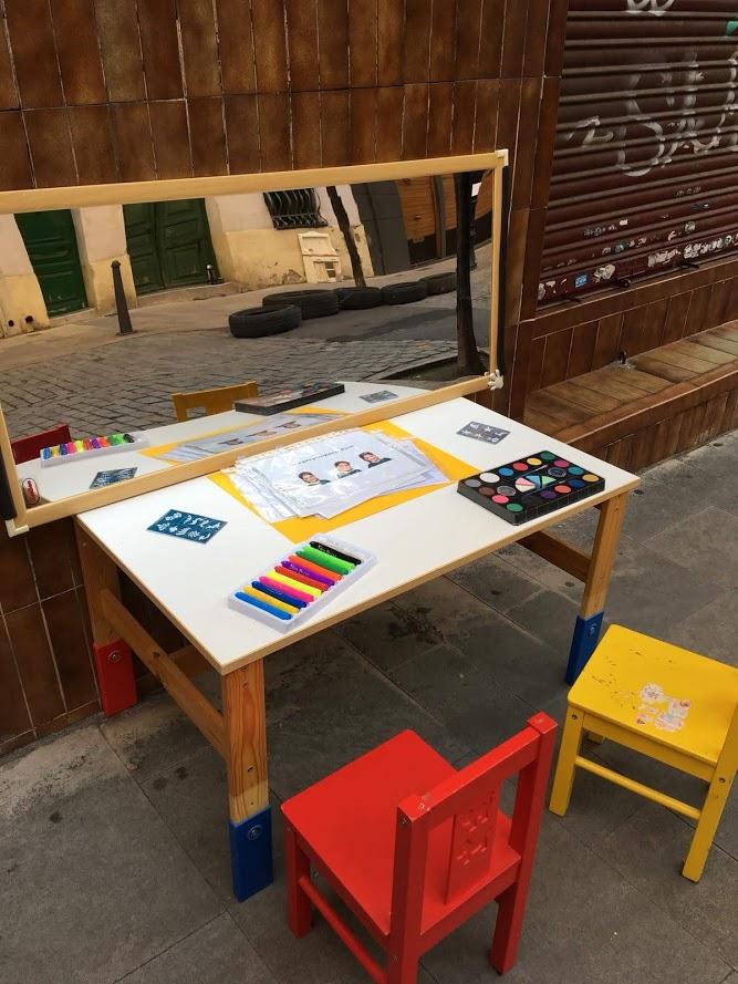 Mesa de juegos con espejo en una calle de Barcelona