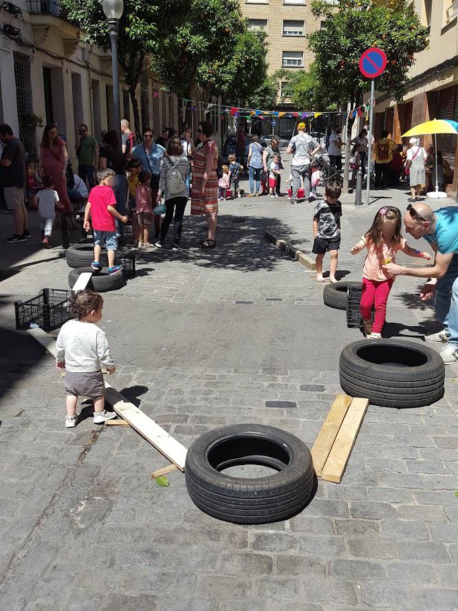 Gincana de palos y neumaticos en las calles de Barcelona para que jueguen los peques