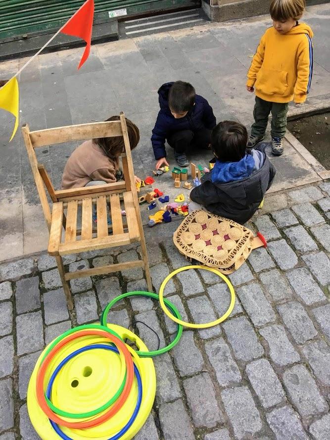 Niños jugando en las calles de Barcelona en el evento de barrio para retomar la calle para el juego