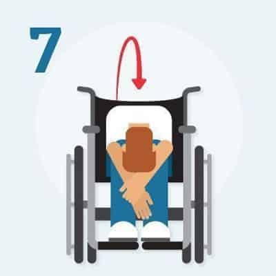 Usuario de silla de ruedas haciendo ejercicios agachándose