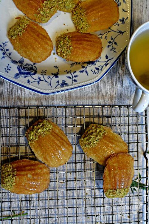 Madeleines caseras con miel y pistachos
